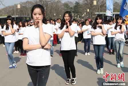 女生独自输液 外卖员蹲下帮摆餐食